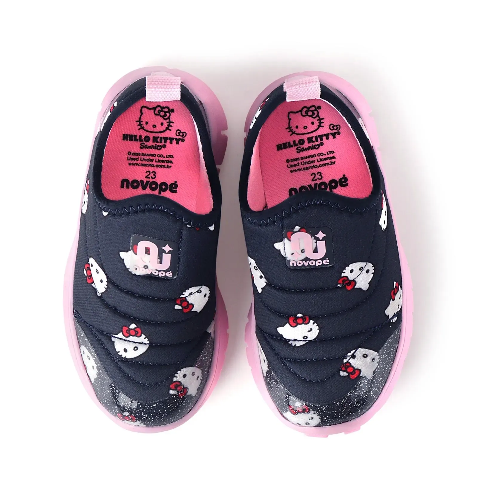 Par de tênis infantil Novopé Hello Kitty slip on marinho com detalhes em glitter vista lateral